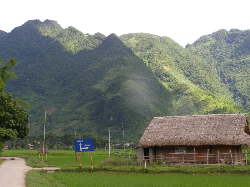 Ngôi nhà sàn mái lá nằm bên ruộng lúa dưới những dãy núi xanh trùng điệp ở thung lũng Mai Chau.